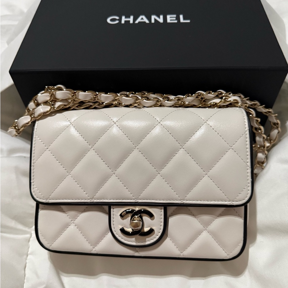 CHANEl White Leather Shoulder/Crossbody Bag - Picture 5 of 8